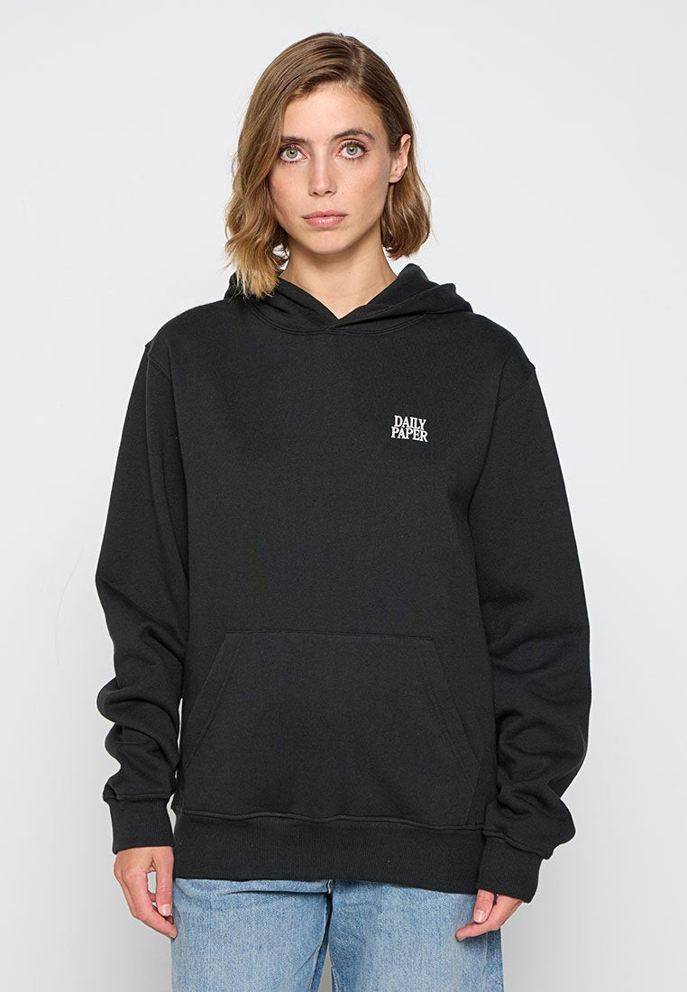 Schwarzer Hoodie aus weichem Material mit einer frontalen Tasche, der ein kleines weißes Textlogo "DAILY PAPER" auf der linken Brust trägt.