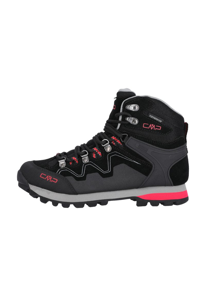 Schwarze Wanderschuhe mit grauen Akzenten, strukturiertem Wildleder und wasserdichtem Design. Mit roten Schnürsenkeln, Metallösen und einer robusten Laufsohle.