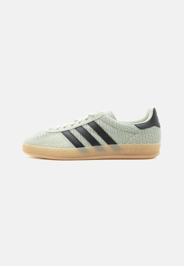 adidas Originals GAZELLE INDOOR UNISEX - Trainers - halo green/core black
