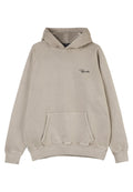 Beige Kapuzenpullover aus weichem Stoff, mit einer Kängurutasche, gerippten Bündchen und Saum sowie einem kleinen schwarzen Logo auf der Brust.