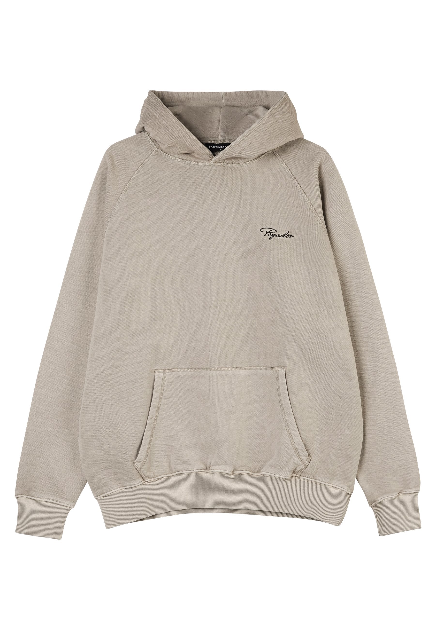 Beige Kapuzenpullover aus weichem Stoff, mit einer Kängurutasche, gerippten Bündchen und Saum sowie einem kleinen schwarzen Logo auf der Brust.