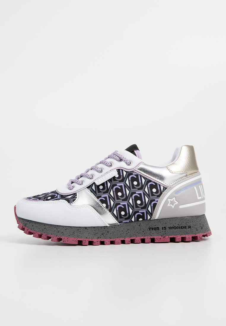 Weiße Sneaker mit metallischen silbernen Akzenten, seitlichen Paneelen mit lila und schwarzem Muster, strukturiertem grauem Mittelsohle und pinkem Gummiaußensohle.