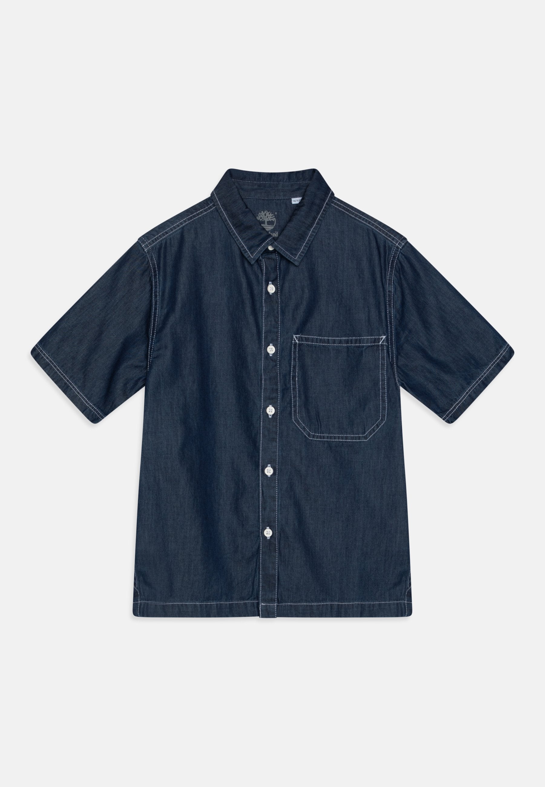 Kurzärmliges Denim-Hemd in Dunkelblau mit weißen Nähten, Knopfleiste, Kragen und einer einzelnen Brusttasche. Glatte Textur.