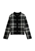 Schwarze und weiße karierte Strickjacke mit langen Ärmeln, Rundhalsausschnitt und schwarzen Knöpfen vorne. Weicher Stoff und kurz geschnittenes Design.