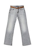 Graue Denim-Hosen im weitem Schnitt mit leichter Waschung, ausgestattet mit einem braunen Ledergürtel und seitlichen Taschen, die eine leichte Ausbleichung und einen Texturunterschied aufweisen.