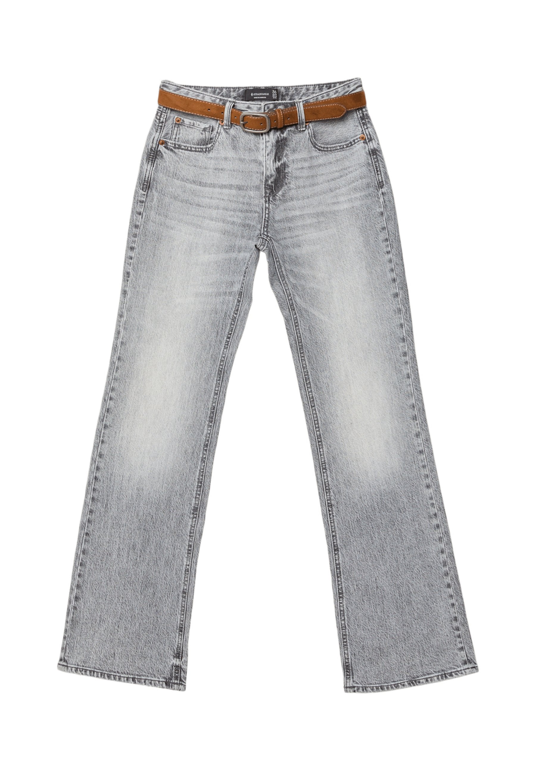 Graue Denim-Hosen im weitem Schnitt mit leichter Waschung, ausgestattet mit einem braunen Ledergürtel und seitlichen Taschen, die eine leichte Ausbleichung und einen Texturunterschied aufweisen.