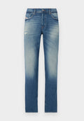 Blaue Jeans aus Denim mit geradem Bein, die eine leichte Verwaschung, ein kleines distressed Detail auf der Vorderseite und eine standardmäßige Fünf-Taschen-Optik aufweisen.