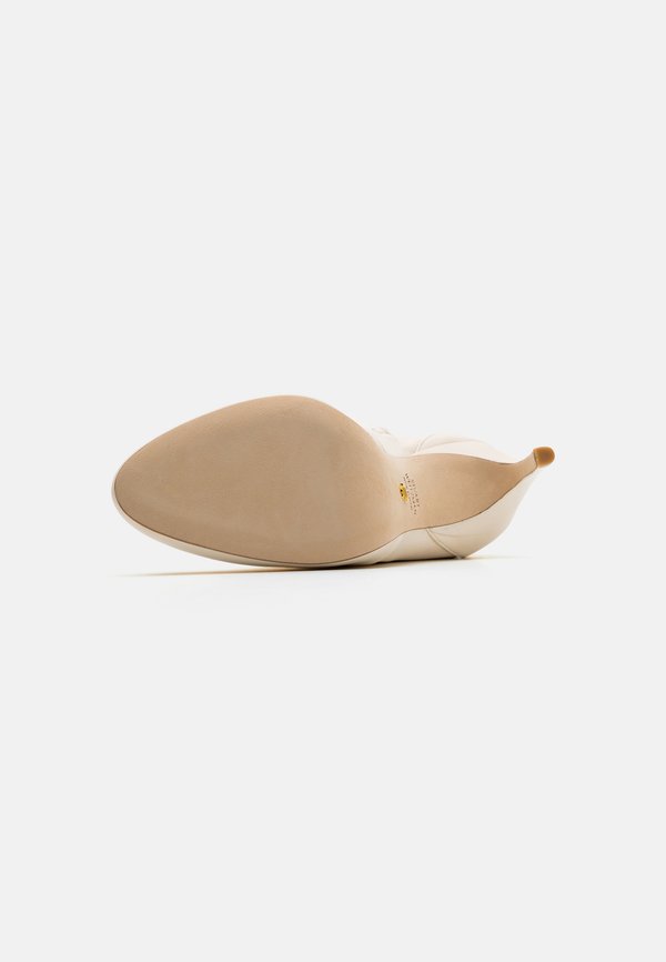 Stuart Weitzman LUXECURVE
