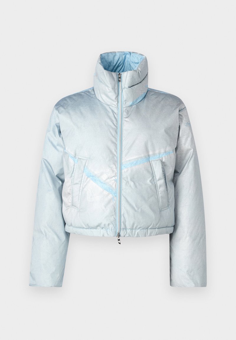 Helles blauer, kurzer Pufferjacke mit hohem Kragen, Reißverschluss, zwei Vordertaschen und kontrastierenden blauen Nahtdetails. Glatte Textur.