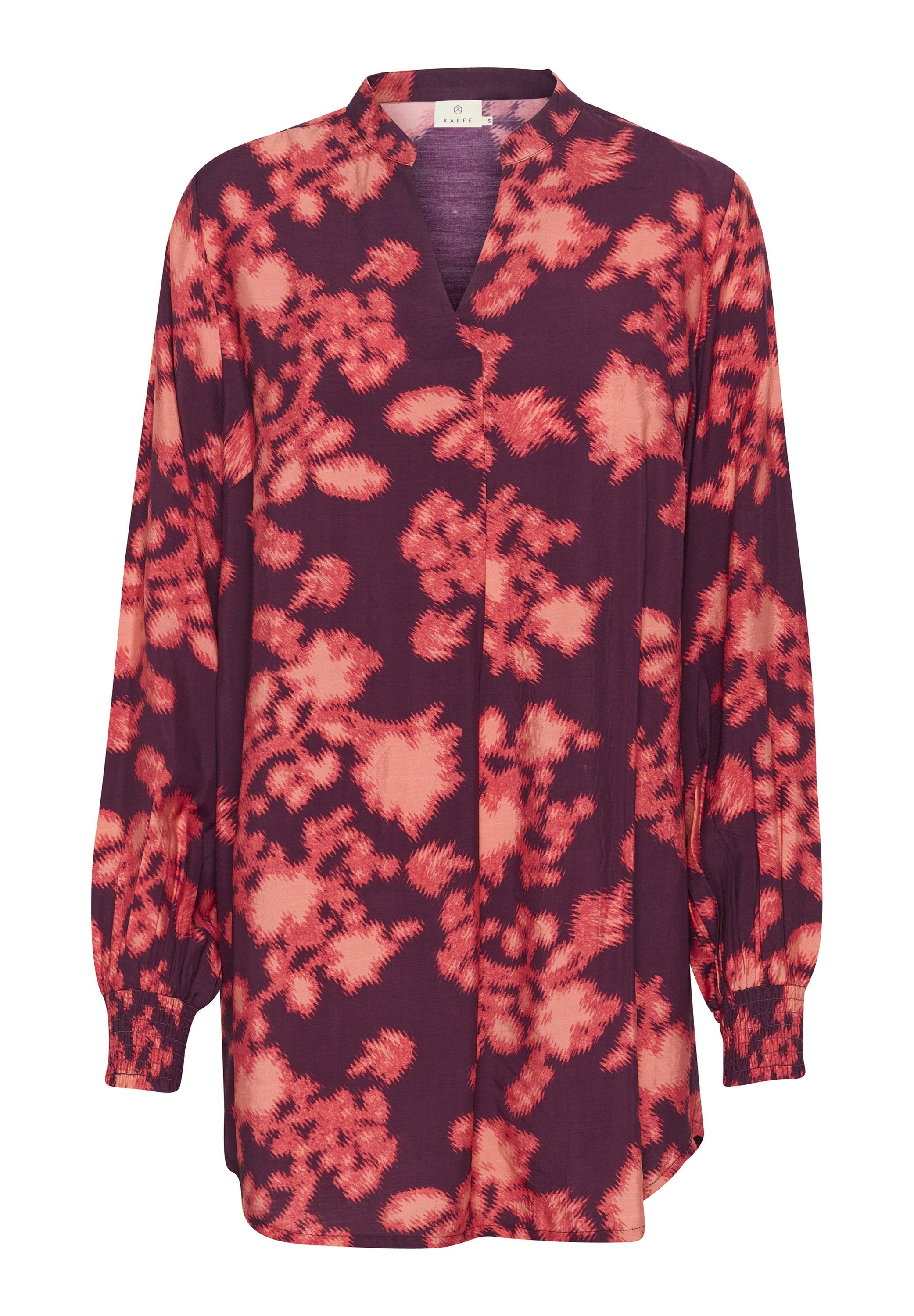 Langärmlige Bluse aus dunkelviolettem Stoff mit korallenfarbenem abstraktem Blumenmuster, verfügt über einen V-Ausschnitt und geraffte Ärmelbündchen.