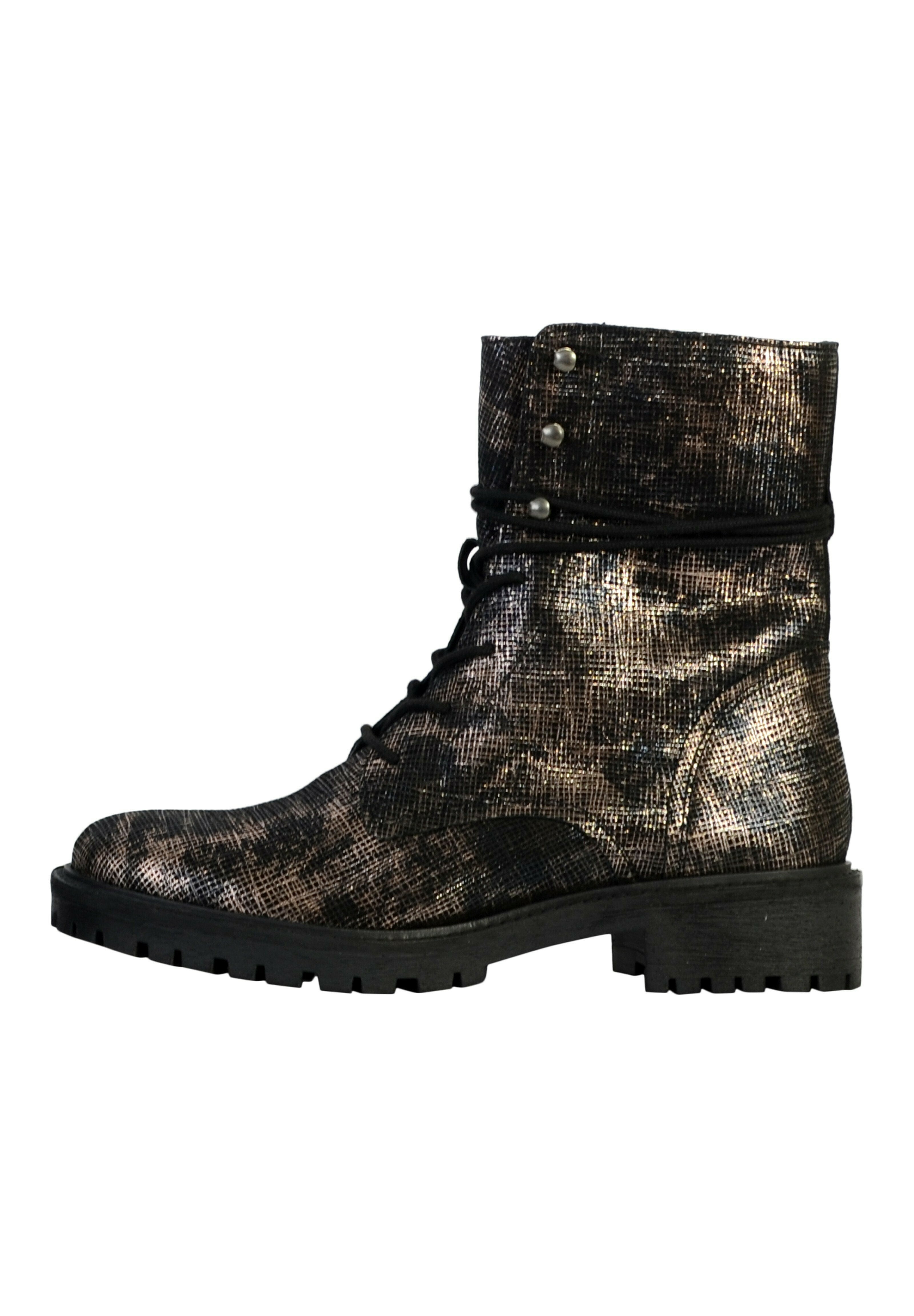 Metallisch schwarze und bronzefarbene Kampfstiefel mit strukturiertem Finish, Schnürung an der Vorderseite, dekorativen Knöpfen und einer robusten Gummisohle.