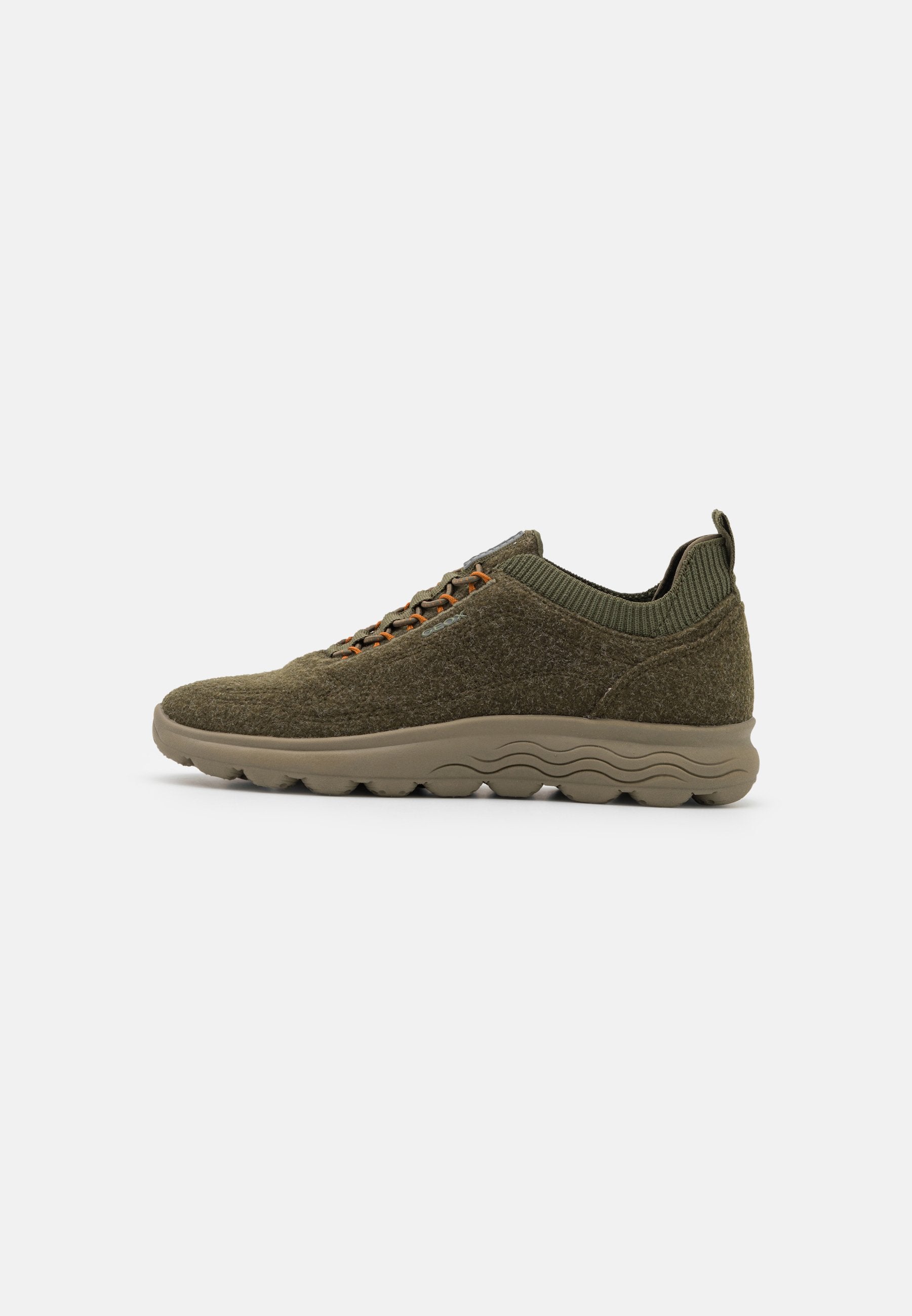 Grüne gestrickte Sneakers mit einer strukturierten Oberseite, die orange Schnürsenkel, eine gepolsterte Sohle und einen gerippten Kragen für zusätzlichen Halt aufweisen.
