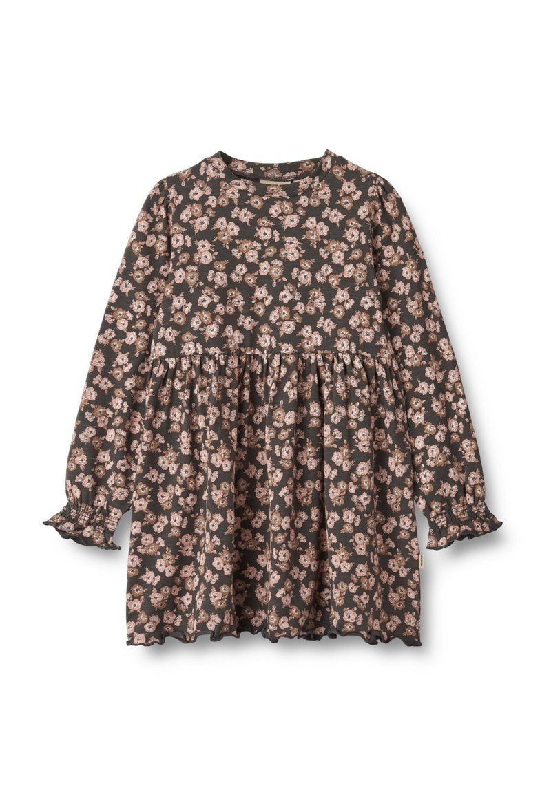Dunkelblumenkleid mit rundem Ausschnitt, langen Ärmeln mit Rüschenbündchen und gerafftem Taillenbereich, das rosa-weiße Blumenmuster zeigt.