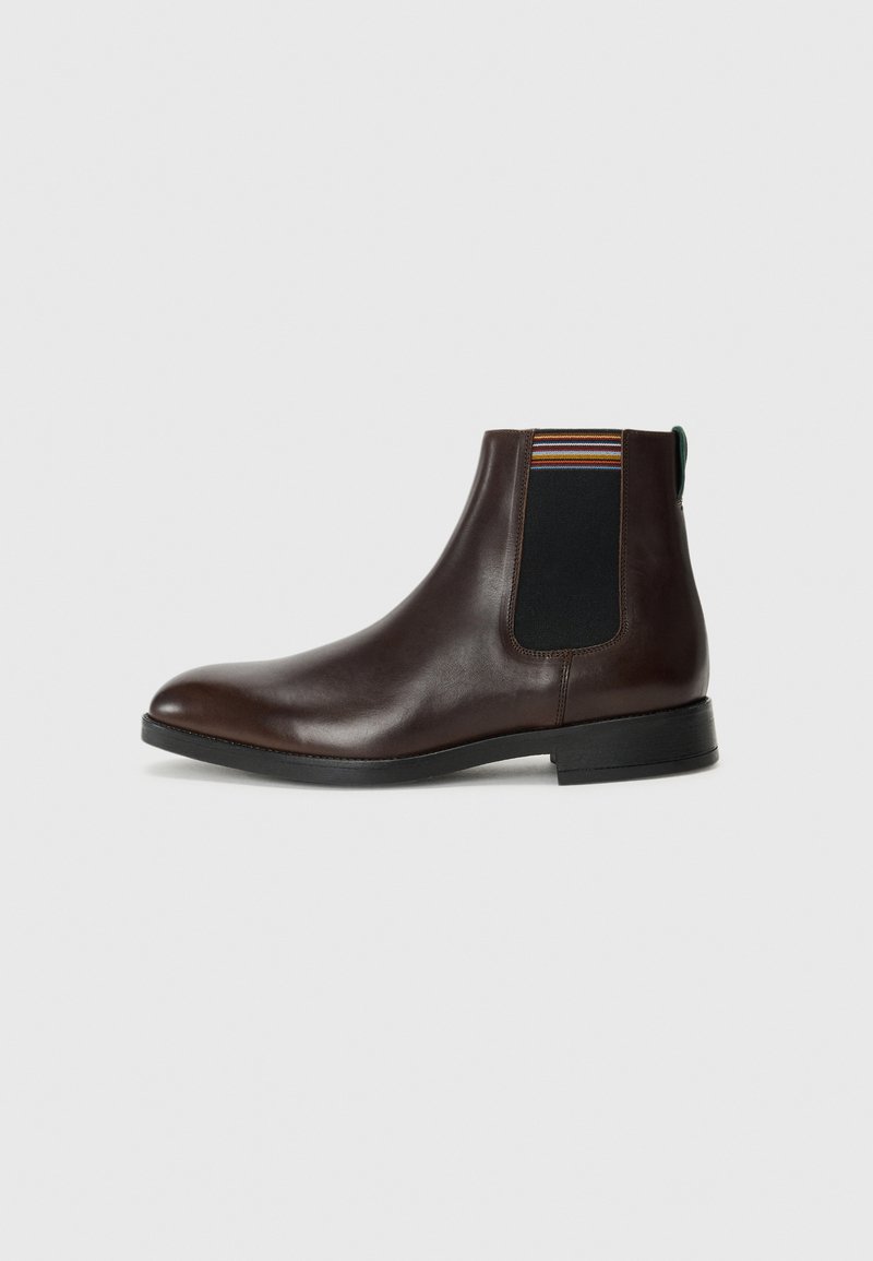 Braune Leder-Chelsea-Boots mit glatter Oberfläche, elastischen Seiteneinsätzen und einem mehrfarbigen gestreiften Akzent am oberen Rand. Abgerundete Zehenpartie und schwarze Sohle.