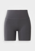 Graue Sportshorts mit hohem Bund, aus glattem, dehnbarem Material. Mit Flachnähte und taillierter Passform.