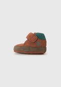 Brauner Wildlederschuh für Kleinkinder mit grünem Absatz, Klettverschluss und Gummisohle, mit einem kleinen Baum-Logo an der Seite.
