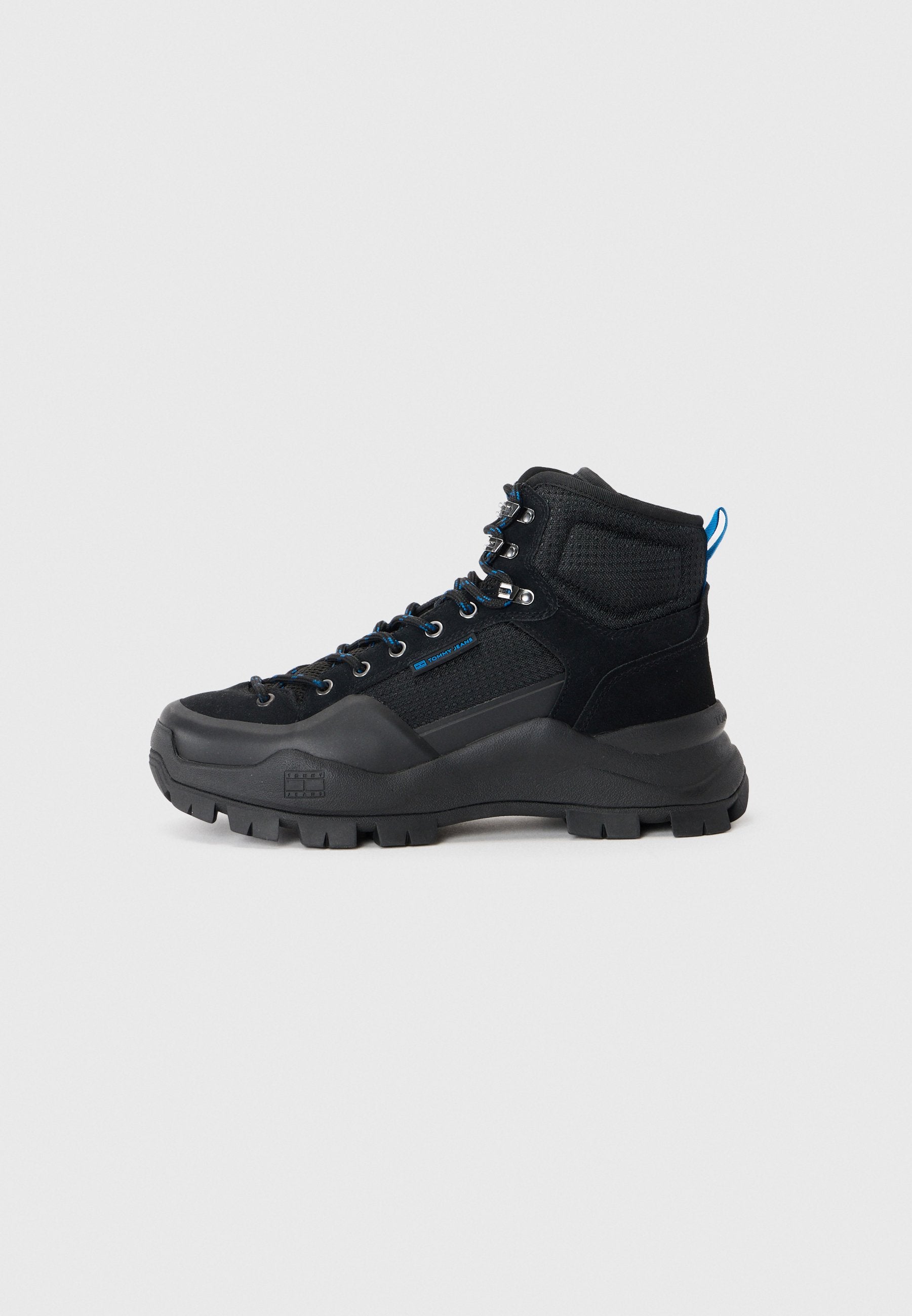Schwarze Wanderschuhe aus einer Kombination von strukturiertem Synthetikmaterial und Mesh, mit blauen Akzenten, Metallösen und einer robusten Sohle.