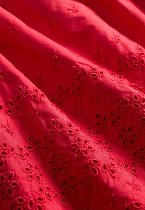 GAP EYELET
