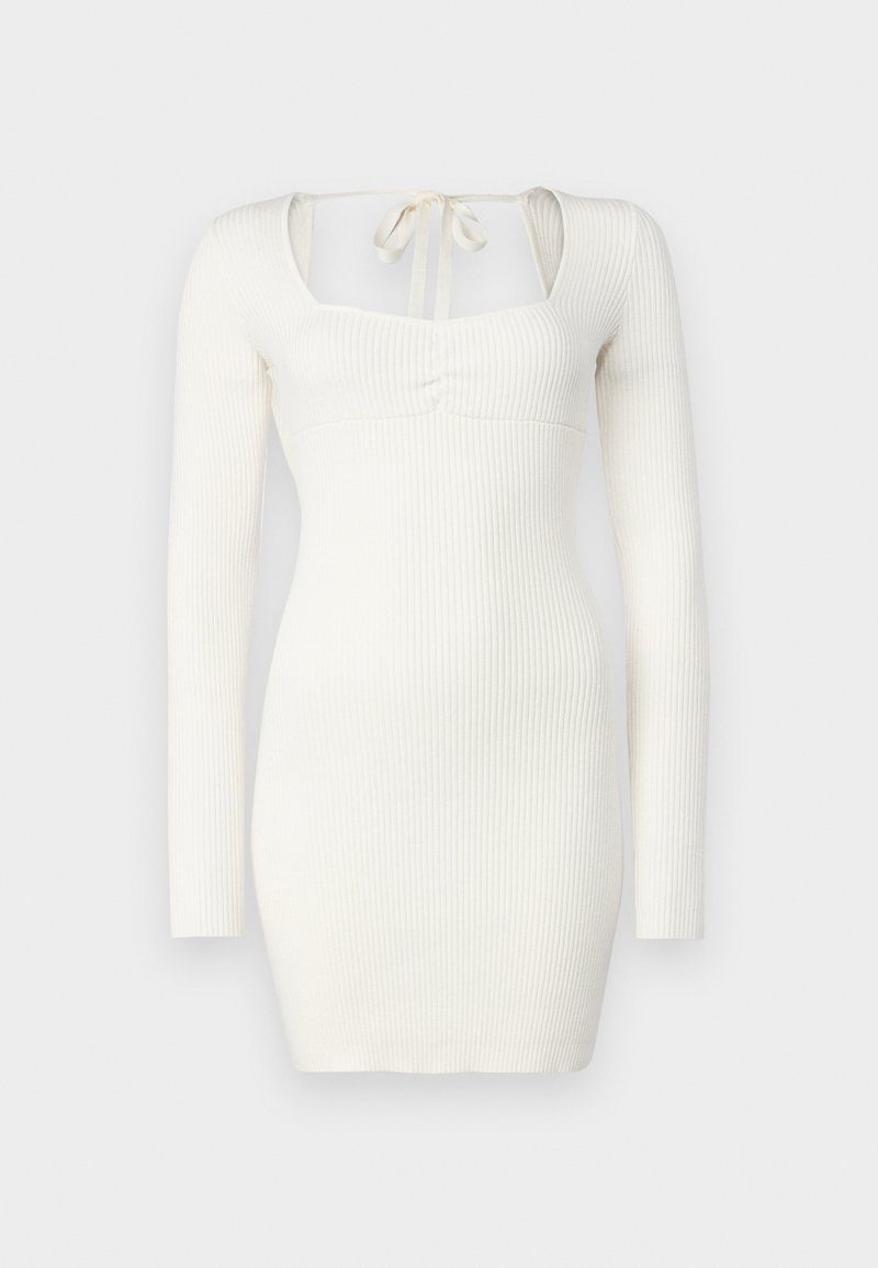 Weißes, geripptes Langarmkleid mit quadratischem Ausschnitt, akzentuiert durch ein vorderes Knoten-Detail und eine taillierte Silhouette.