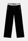 Schwarze Sweatpants mit weitem Bein, aus weichem Stoff gefertigt. Mit einem elastischen Bund in Weiß mit Streifen, einer Zugkordel und seitlichen Taschen.