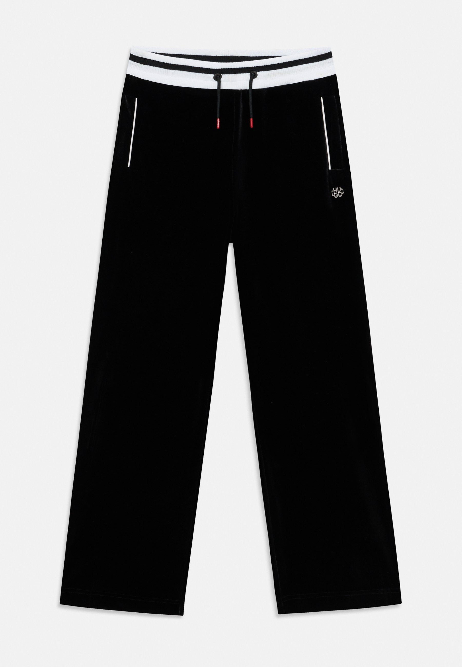 Schwarze Sweatpants mit weitem Bein, aus weichem Stoff gefertigt. Mit einem elastischen Bund in Weiß mit Streifen, einer Zugkordel und seitlichen Taschen.