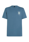 Hellblaues Baumwoll-T-Shirt mit kurzen Ärmeln, rundem Halsausschnitt und einem runden Sonnenmotiv in Weiß und Aquamarin auf der linken Brust.}}