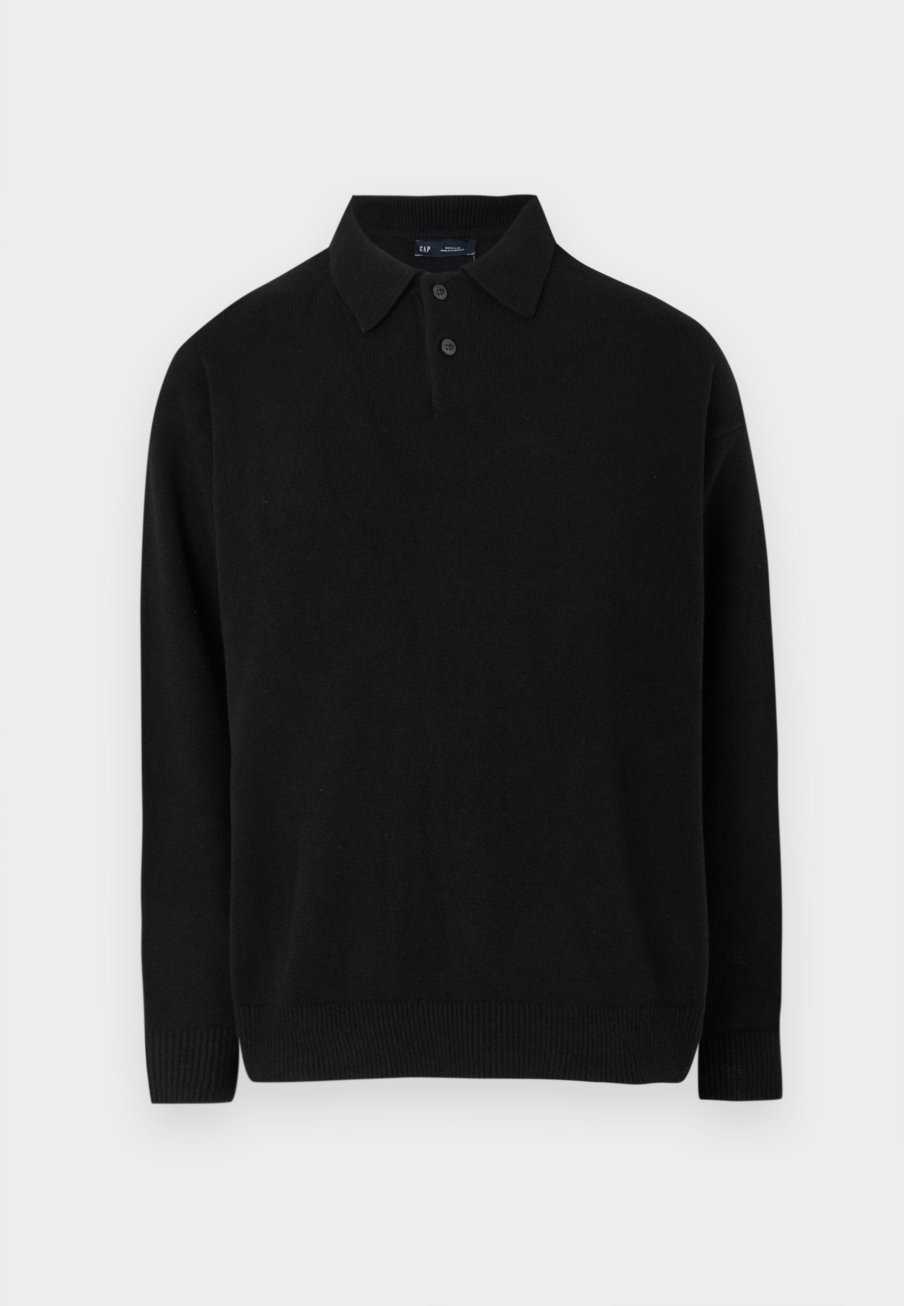 Schwarzer Pullover mit Kragen, dreiknöpfiger Knopfleiste, gerippten Bündchen und Saum, aus einem weichen Strickmaterial.