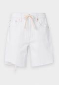 Weiße Denim-Shorts mit rohem Saum, aus Baumwollmix, und einem beigen Kordelzug. Enthält hardware in kupfertönen und seitliche Taschen.
