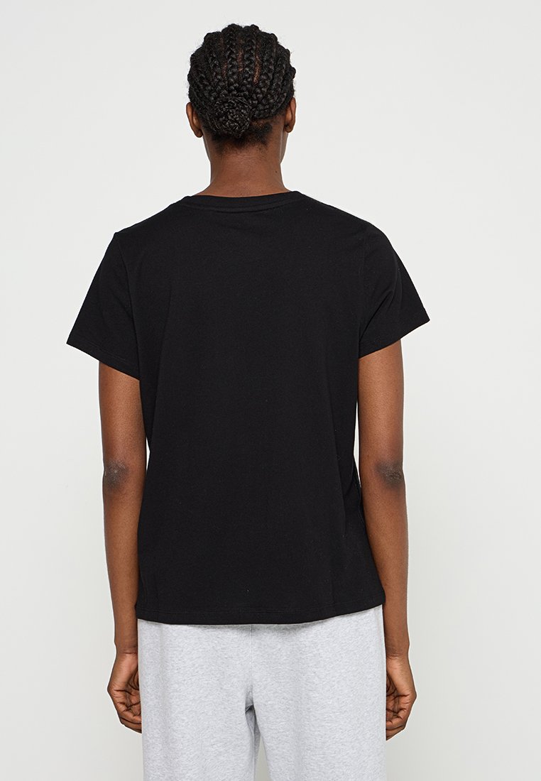 DKNY Sport