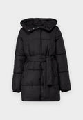 Schwarze Steppjacke mit Kapuze, tailliertem Gürtel und kastigem Design. Hergestellt aus gequiltetem, strukturiertem Stoff mit sichtbaren Nähten und Druckknöpfen.