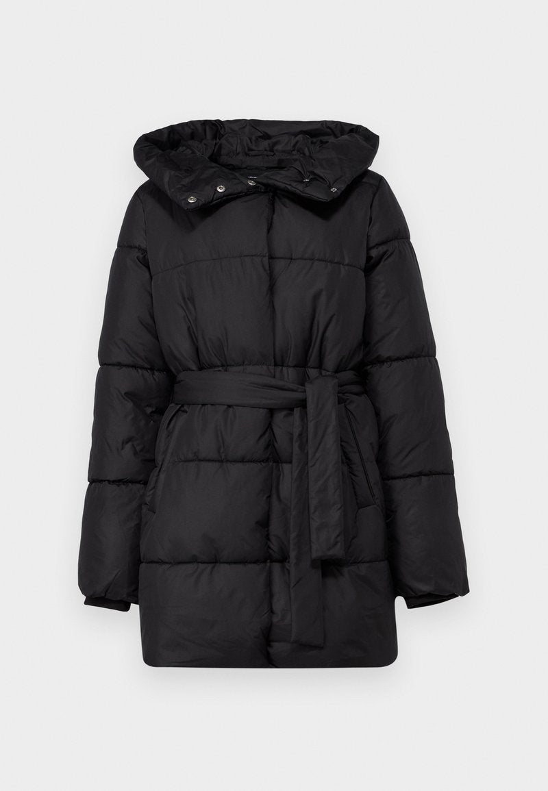 Schwarze Steppjacke mit Kapuze, tailliertem Gürtel und kastigem Design. Hergestellt aus gequiltetem, strukturiertem Stoff mit sichtbaren Nähten und Druckknöpfen.