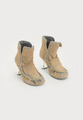 Beige Stoffstiefel mit einem weichen, grauen Futter, gerafften Details an der Spitze und metallischen hohen Absätzen. Abgerundete Zehenform und profilierte Sohle.