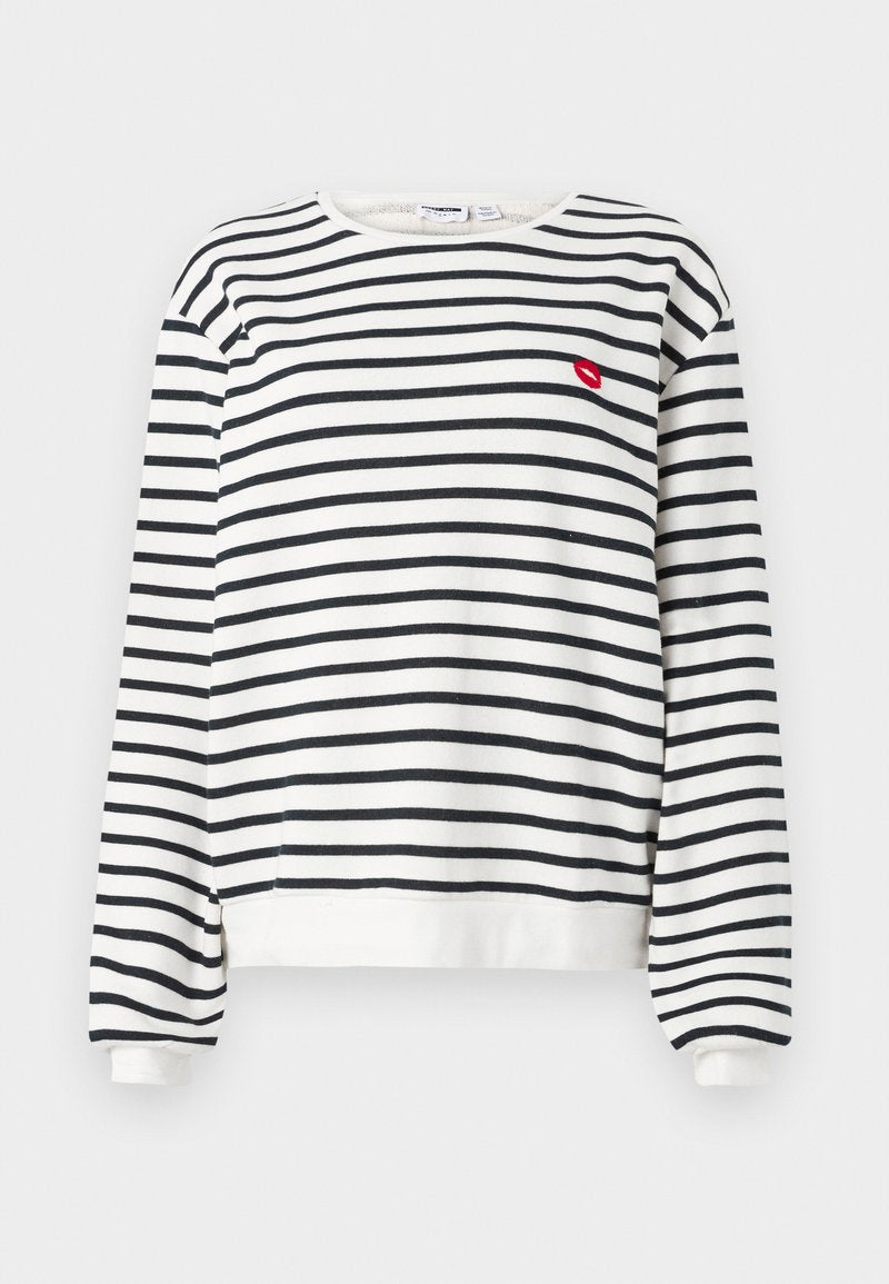 Gestreifter Sweatshirt in Weiß und Schwarz mit langen Ärmeln, Rundhalsausschnitt und roten, gestickten Lippen-Details auf der Brust. Weicher Stoff, lockere Passform.