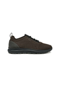 Braune Strick-Sneaker mit strukturiertem Obermaterial, schwarzem Gummiaußensohle und schnittigem Design. Mit einem Ziehschlaufe an der Ferse und Schnürverschluss.