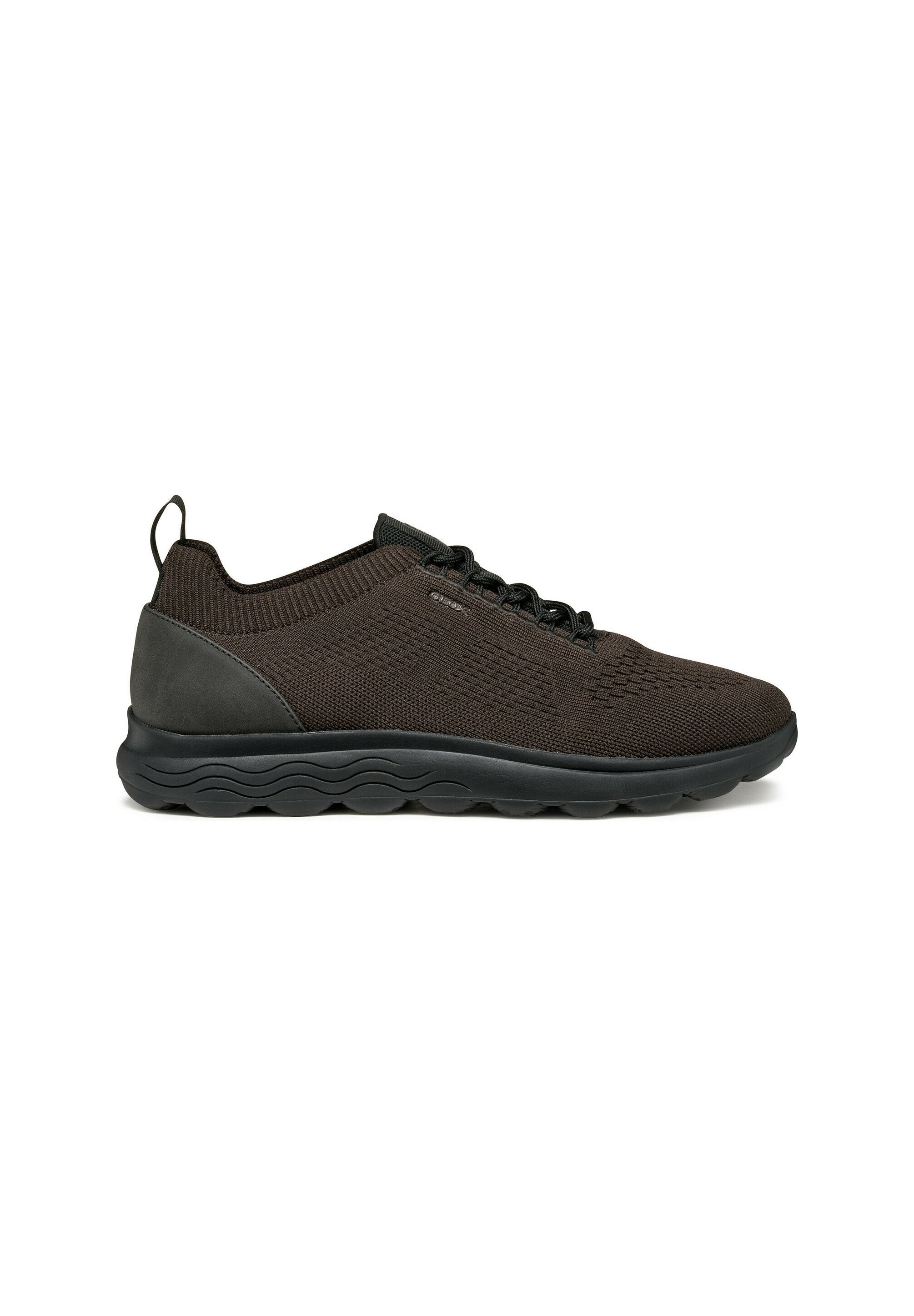 Braune Strick-Sneaker mit strukturiertem Obermaterial, schwarzem Gummiaußensohle und schnittigem Design. Mit einem Ziehschlaufe an der Ferse und Schnürverschluss.