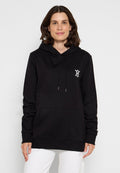 Schwarzer Kapuzenpullover mit einer Fronttasche, Kordeln und einem kleinen weißen Logo auf der linken Brust. Weicher Stoff mit lockerer Passform.
