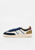 Niedriger Sneaker in Navy, Weiß, Beige und Burgunderrot mit blauen Schnürsenkeln, seitlichen Streifen und "Tommy Jeans"-Logo an der Seite und an der Sohle.