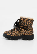 Schnürstiefelette mit Leopardenmuster, dicker schwarzer Sohle und beigem Kunstpelzfutter.