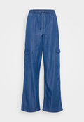 Blaue Denim-Cargohose mit lockerer Passform, ausgestattet mit einem Kordelzugbund und zwei Seitentaschen. Geschmeidige Textur, weite Beine.