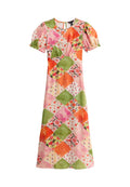 Bunt gemustertes Patchwork-Kleid mit rosa, orange, grünen und Blumendrucken. Kurze Puffärmel und runder Ausschnitt. Weiche Stofftextur.