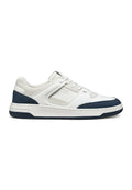 Weißer Sneaker mit niedrigem Schaft und marineblauen Akzenten, Schnürverschluss, gepolsterter Sohle und Markenlogo an der Seite.