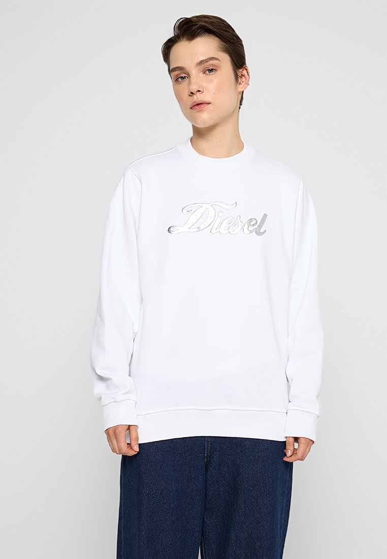 Weißer Sweatshirt mit langen Ärmeln, ausgestattet mit einem metallisch silbernen "Diesel"-Logo über der Brust. Weicher Stoff, klassisches Rundhalsdesign.