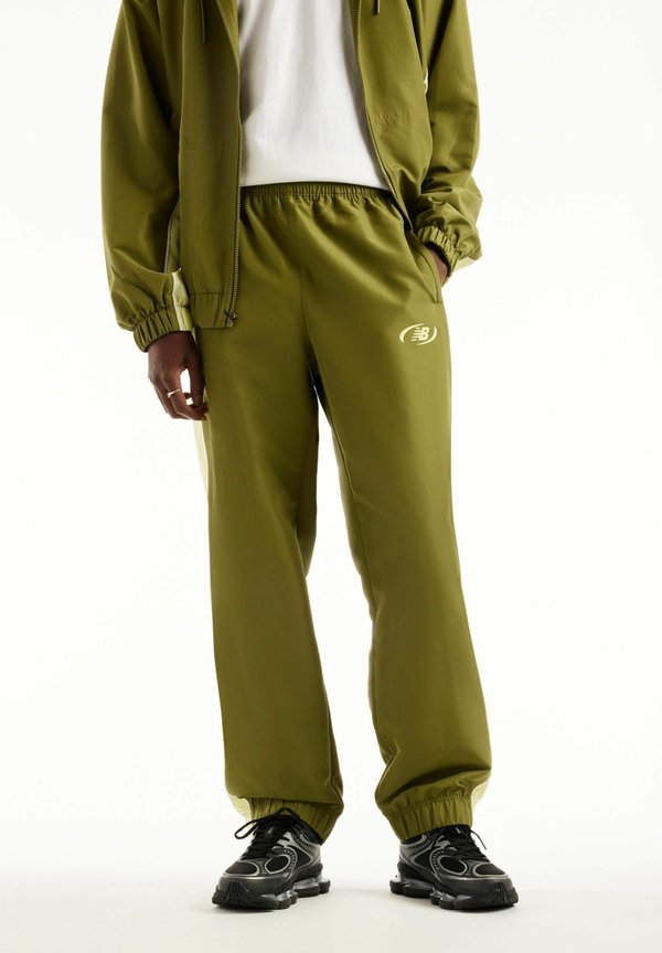 New Balance TRACKSIDE WOVEN PANT - Tracksuit bottoms - sport green fennel seed