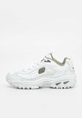 Weißer Skechers-Sneaker mit dicker Sohle, Schnürverschluss vorne, gepolstertem grauem Innenfutter und Logo an der Seite und Ferse, von der Außenseite gezeigt.