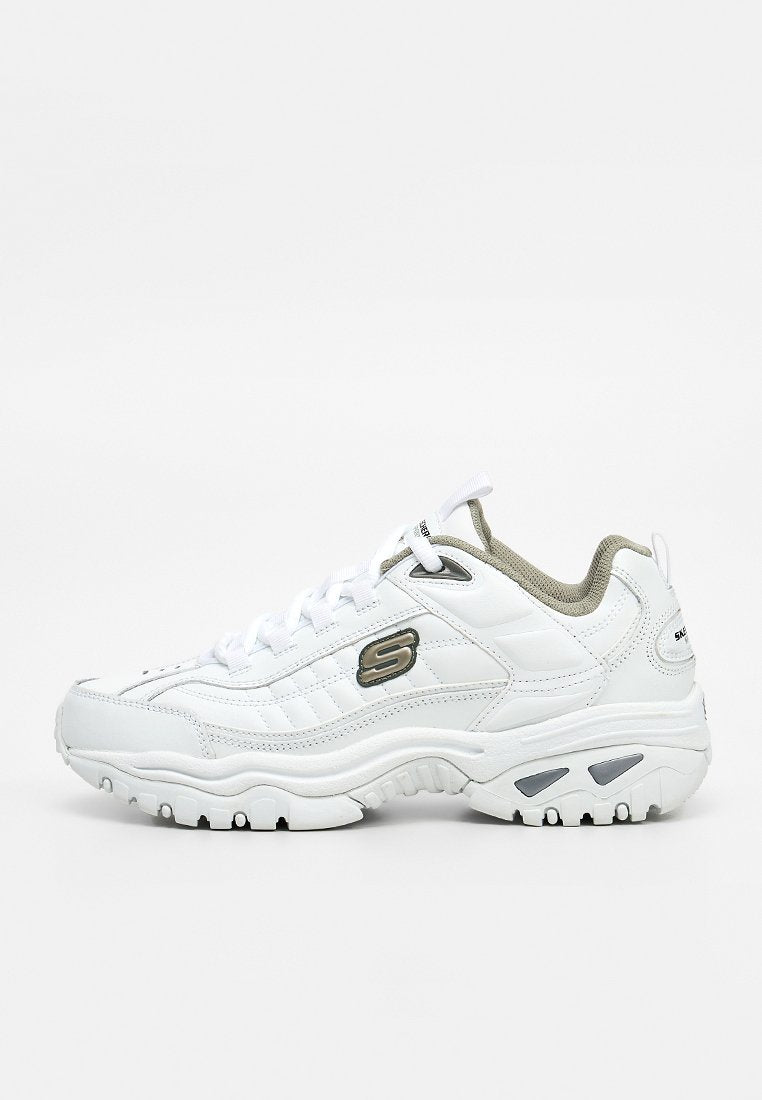 Weißer Skechers-Sneaker mit dicker Sohle, Schnürverschluss vorne, gepolstertem grauem Innenfutter und Logo an der Seite und Ferse, von der Außenseite gezeigt.