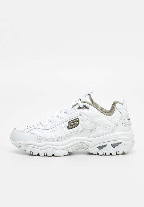 Weißer Skechers-Sneaker mit dicker Sohle, Schnürverschluss vorne, gepolstertem grauem Innenfutter und Logo an der Seite und Ferse, von der Außenseite gezeigt.
