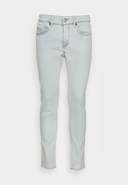Hellblaue Denim-Jeans mit schlanker Passform. Merkmale sind ein vorderer Knopf- und Reißverschluss, fünf Taschen und tonale Steppnähte.
