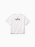Weißes T-Shirt mit kurzen Ärmeln und rundem Ausschnitt, auf der Brust zentriert ein mehrfarbiges "GAP"-Logo.