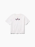 Weißes T-Shirt mit kurzen Ärmeln und rundem Ausschnitt, auf der Brust zentriert ein mehrfarbiges "GAP"-Logo.