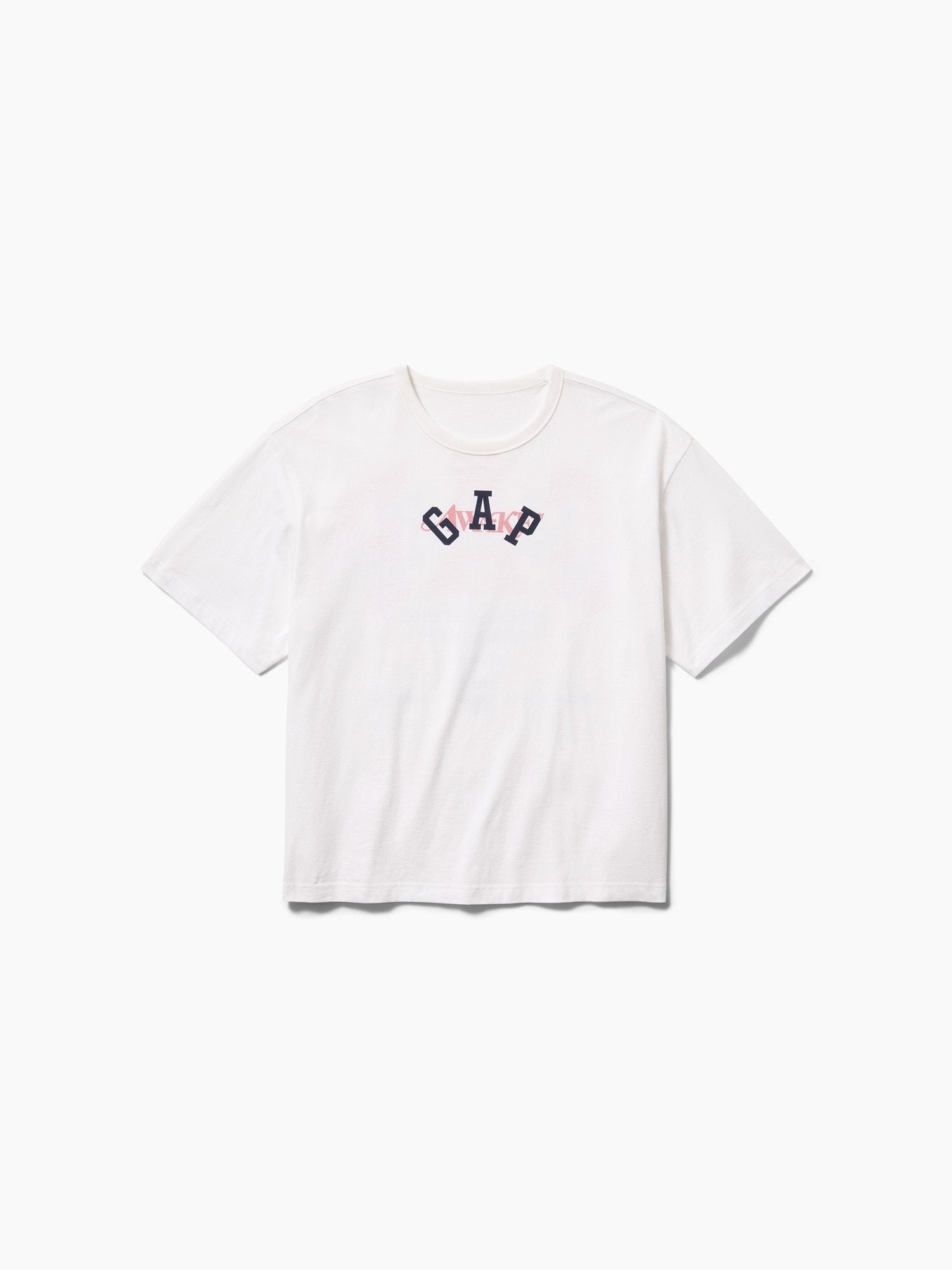 Weißes T-Shirt mit kurzen Ärmeln und rundem Ausschnitt, auf der Brust zentriert ein mehrfarbiges "GAP"-Logo.